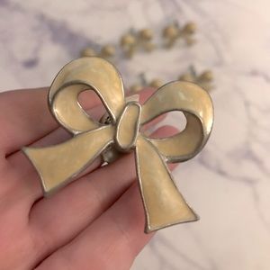 Set of 7 Vintage Anthropologie Creme Bow drawer knobs